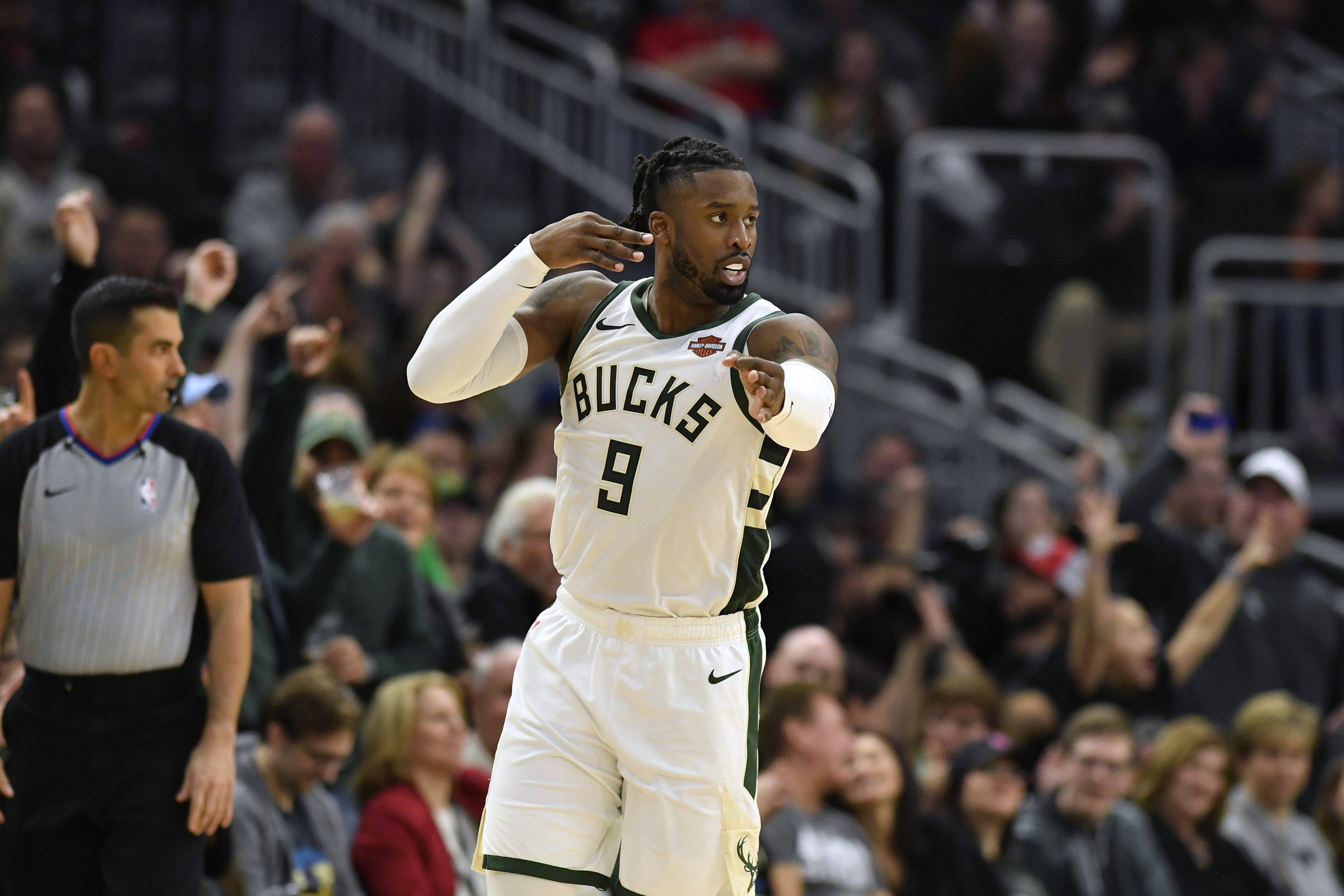  TheShy迎来五赛季高光表现，雄鹿球迷沸腾！-bet365投注